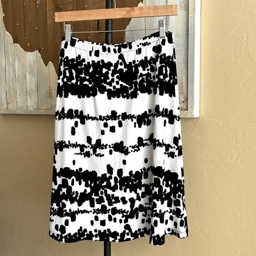 212 Collection pretty & flowy black & white pattern, midi-knee length skirt Sz S